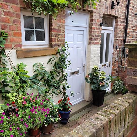 Апартаменты Ingleside Mews Уитби Экстерьер фото