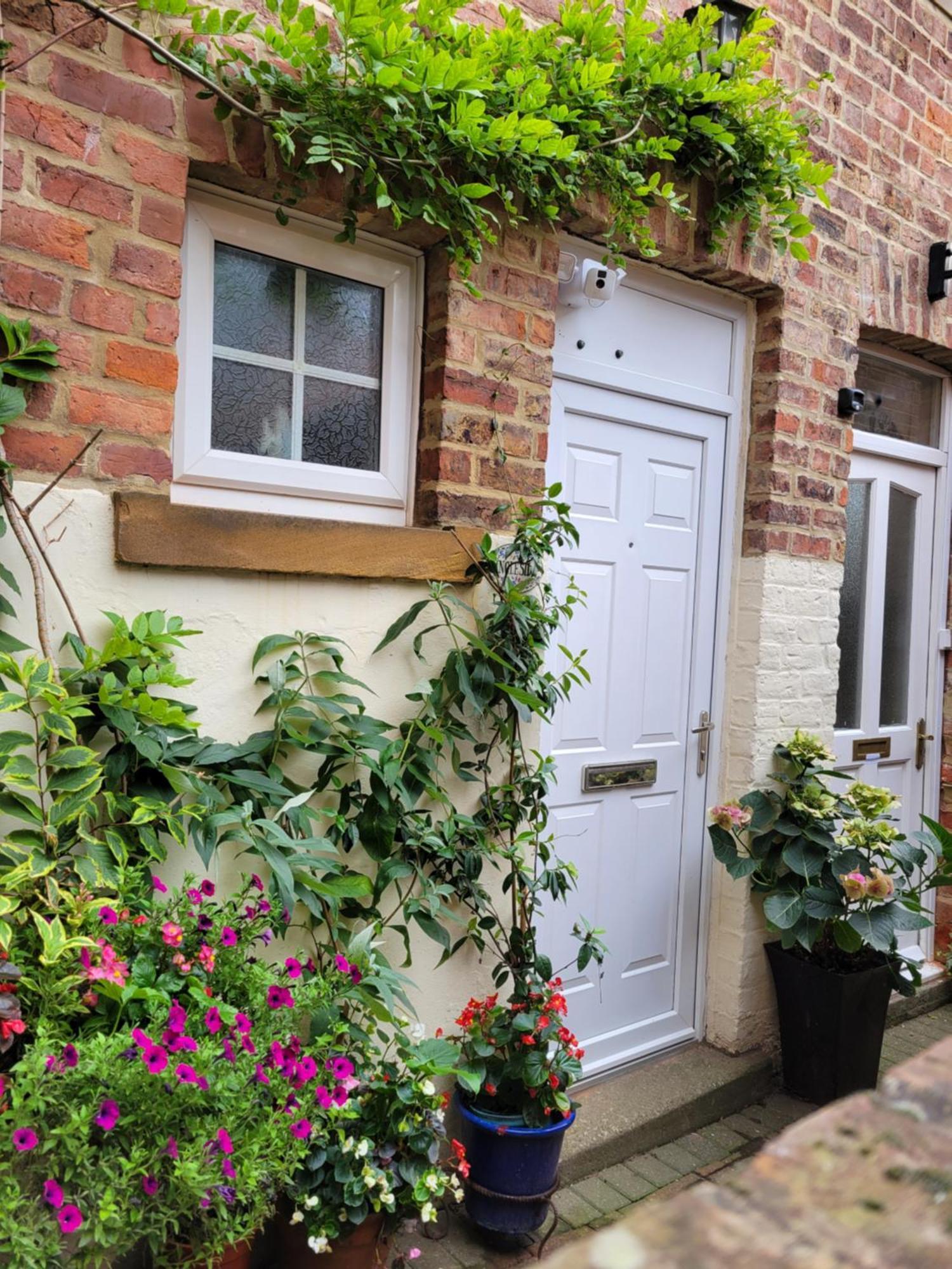 Апартаменты Ingleside Mews Уитби Экстерьер фото
