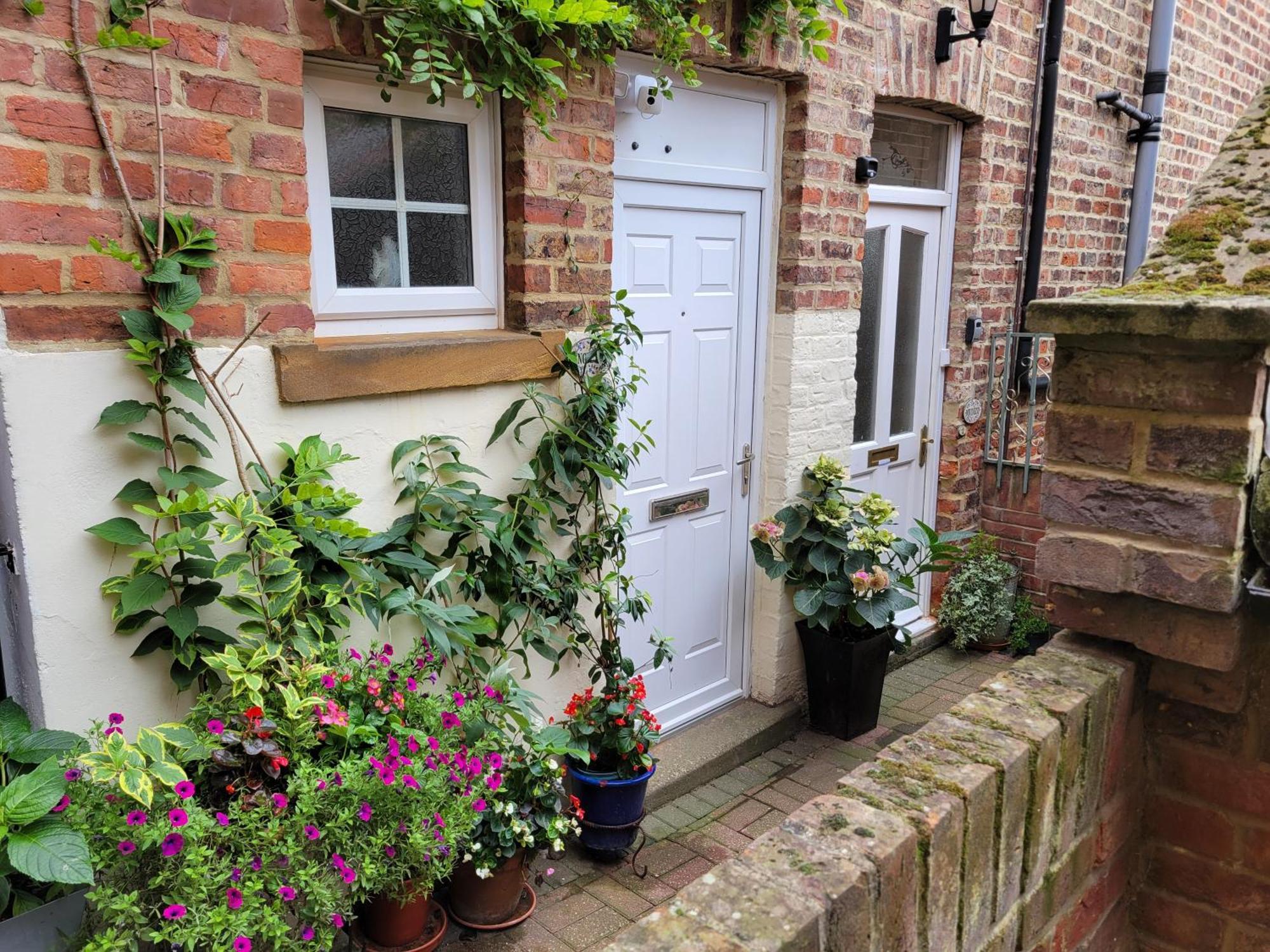 Апартаменты Ingleside Mews Уитби Экстерьер фото